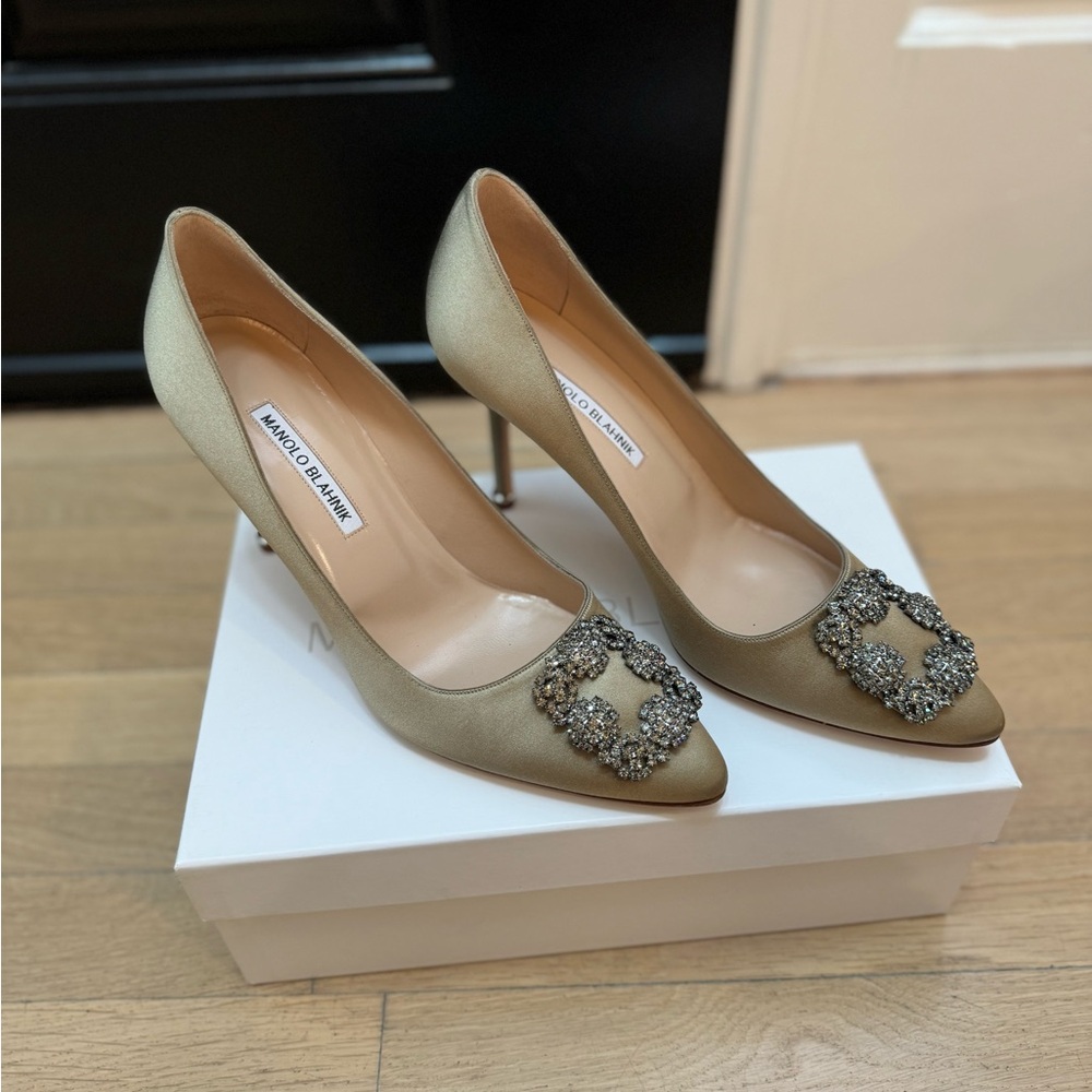 BWT Manolo Blahnik Hangisi Embellished Satin Pumps